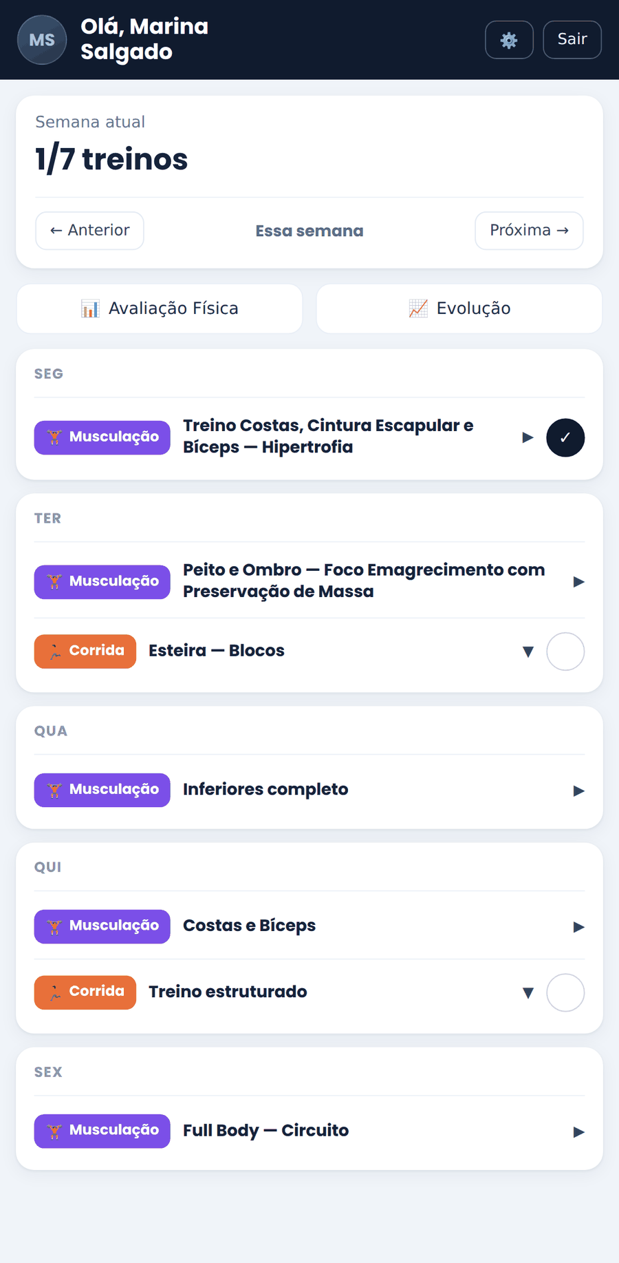 App do aluno no Vertix mostrando a semana de treinos, com musculação e corrida por dia